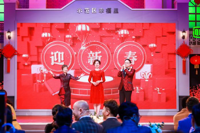 2020知识春晚主持人:张泉灵、庞玮、罗振宇(从左至右) 2020知识春晚主持人:张泉灵、庞玮、罗振宇(从左至右)