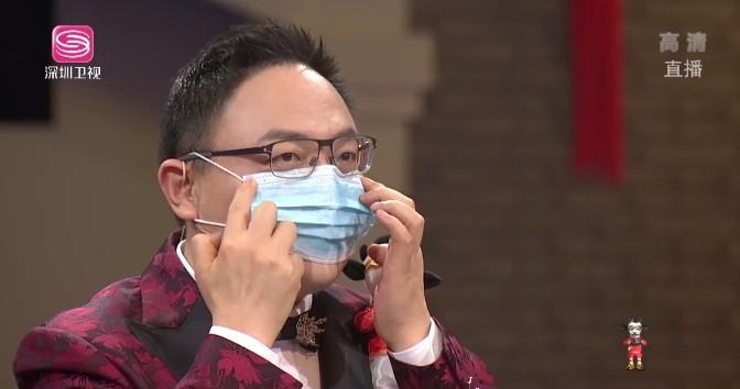 罗振宇示范如何正确戴口罩 罗振宇示范如何正确戴口罩