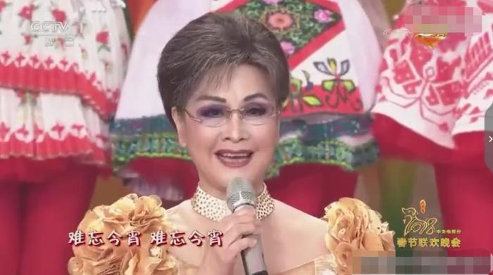 2018年春节联欢晚会,李谷一演唱《难忘今宵》。来源:视频截图 2018年春节联欢晚会,李谷一演唱《难忘今宵》。来源:视频截图