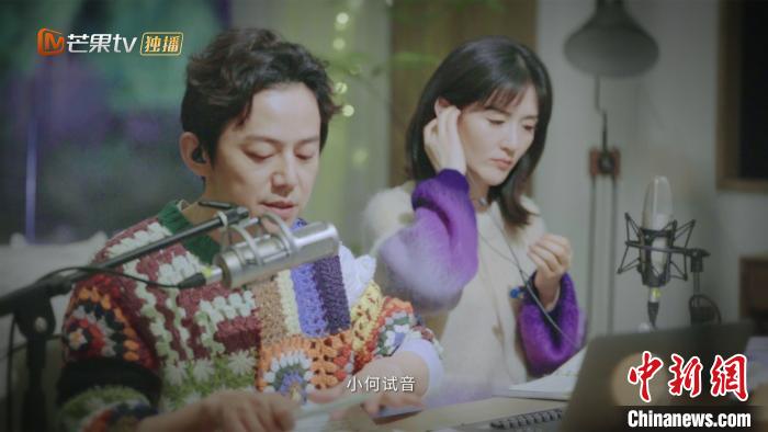 《朋友请听好》何炅谢娜易烊千玺组队做广播 小新 摄 《朋友请听好》何炅谢娜易烊千玺组队做广播 小新 摄