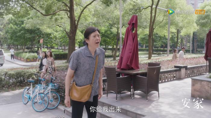 视频截图:房似锦的妈妈到店里闹 视频截图:房似锦的妈妈到店里闹